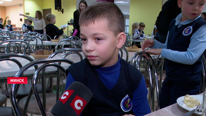 Шашлыки, пельмени, куриные маффины. Премьер-министр побывал в минской школе и оценил обновлённое меню-15