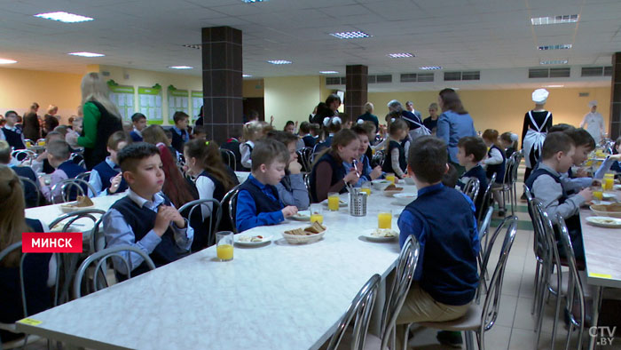 Шашлыки, пельмени, куриные маффины. Премьер-министр побывал в минской школе и оценил обновлённое меню-1