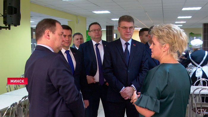 Шашлыки, пельмени, куриные маффины. Премьер-министр побывал в минской школе и оценил обновлённое меню-4