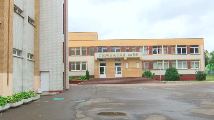 Акцент на кровлю, окна, кабинеты. Как школы Минска готовятся к 1 сентября?