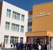 Подарок от Президента. Школе под Воронежем, которую построили белорусы, передали новый трактор