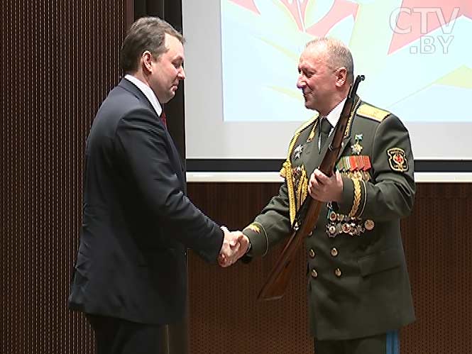 23 февраля Андрей Шорец вручил почетные грамоты военнослужащим Беларуси и получил макет карабина образца 1938 года