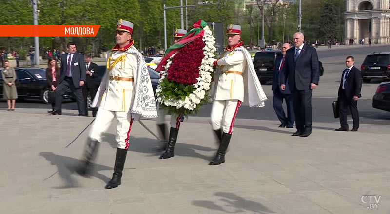 Александр Лукашенко возложил цветы к памятнику национальному герою Молдовы – Штефану Великому-1