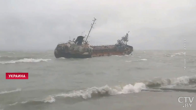 В Одессе из-за сильного шторма корабль-сухогруз прибило к берегу -1