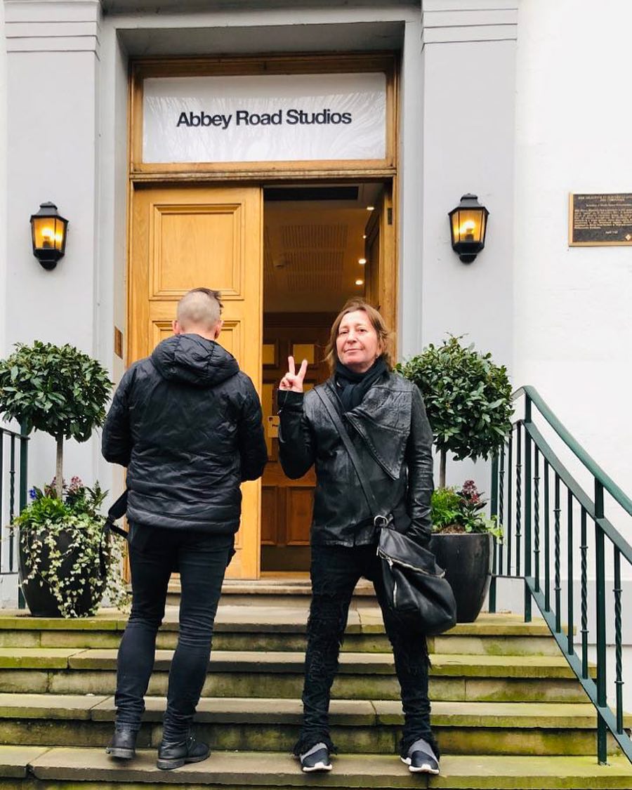 Шура Би-2 провел экскурсию по легендарной студии Abbey Road в Лондоне-1