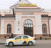 «Шёл мимо, увидел возле вокзала баннеры». В Могилёве вакцинируются от коронавируса на вокзале