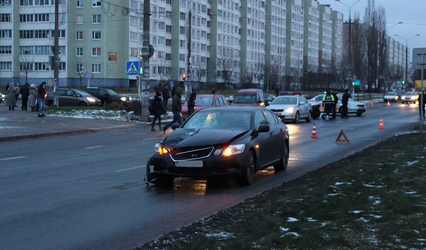 Lexus сбил 22-летнюю девушку в Минске: следователи ищут очевидцев трагедии-1