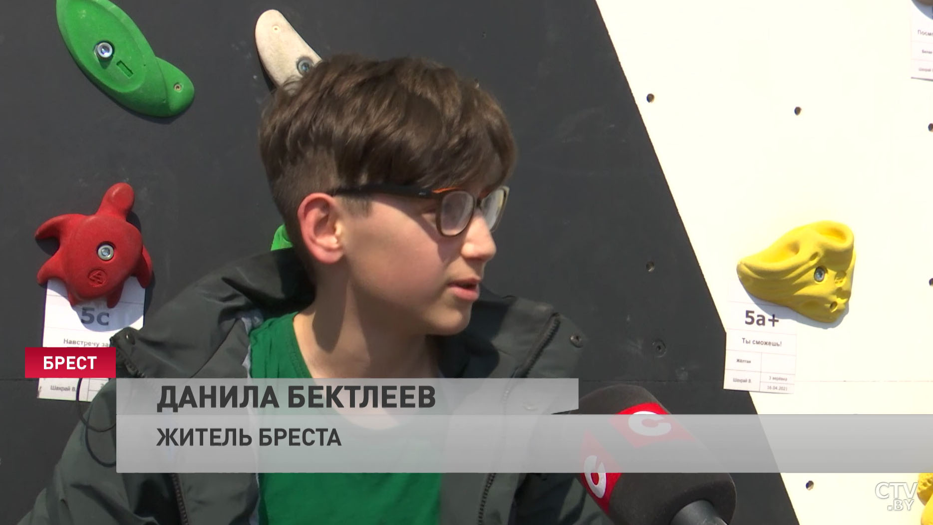 «Всё безопасно, ничего суперстрашного». Уникальный для Беларуси уличный скалодром открыли в Бресте-4