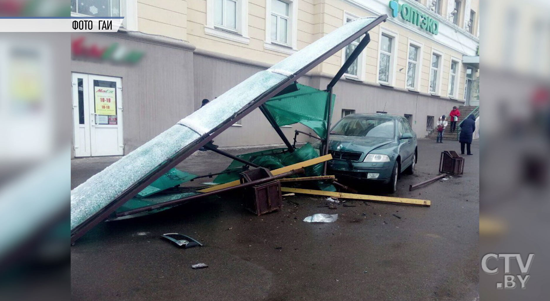 Машина ушла в неуправляемый занос: в Минске Skoda снесла остановку-1