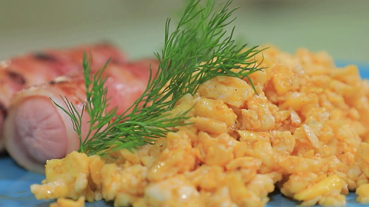 Скрэмбл с сосисками в беконе. Шеф-повар поделился рецептом вкусного завтрака