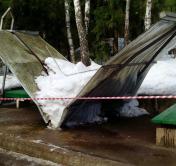 Вандалы сломали крышу остановки в микрорайоне Сосны