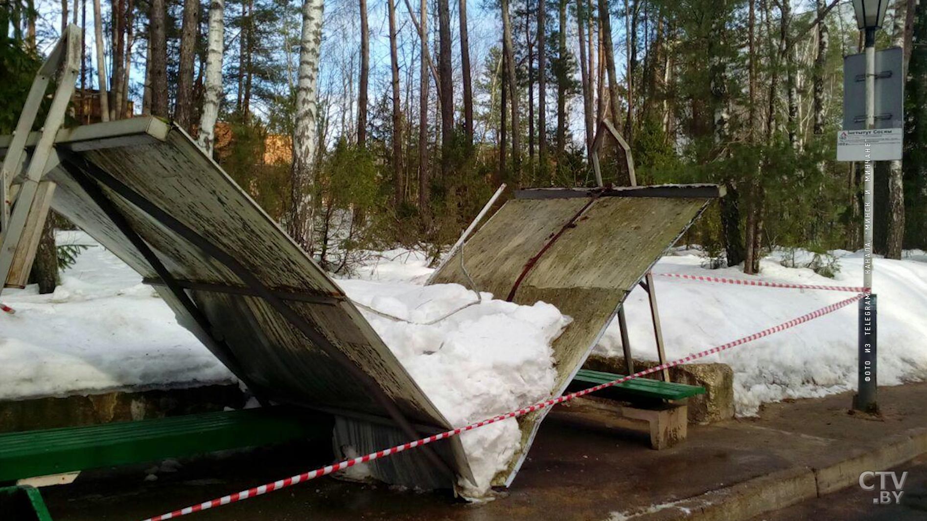 Вандалы сломали крышу остановки в микрорайоне Сосны-1