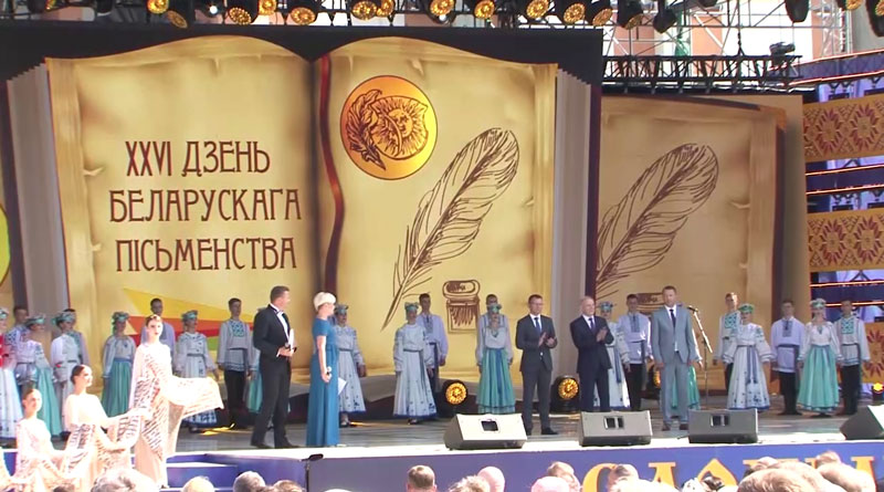 Попробовать литературный шоколад и напечатать Библию. Что происходит в Слониме на Дне белорусской письменности?