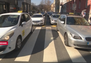 Таксисты провели акцию протеста в Словении. Власти требуют, чтобы они каждые 72 часа сдавали тест на COVID 