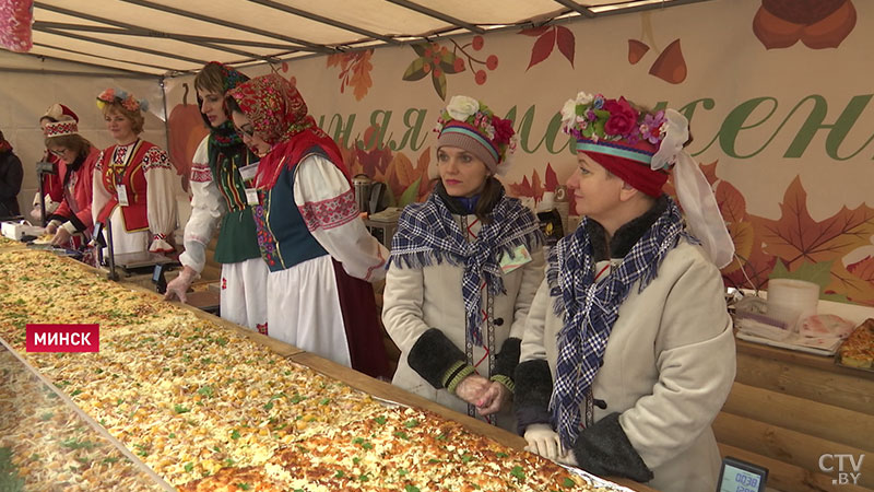 Смаженку весом 150 кг представили гостям ярмарки около Дворца спорта в Минске-4