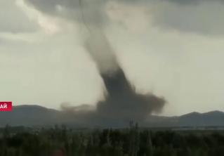 Сметал всё на своём пути. Страшный смерч в Китае сняли на видео 