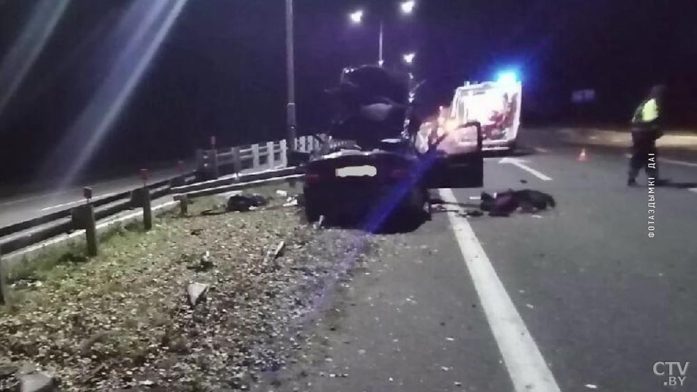 Под Дзержинском Opel влетел в разделительное ограждение. Водитель скончался на месте-4