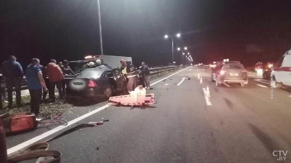 Под Дзержинском Opel влетел в разделительное ограждение. Водитель скончался на месте-1