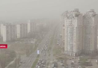 В Киеве зафиксировали продукты горения в воздухе. Жителям советуют не выходить из дома