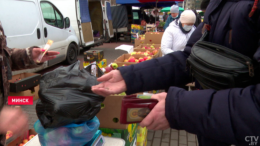 «Сначала берут пробовать, потом больше закупают». В Минске возле «Чижовка-Арены» развернулась ярмарка-1