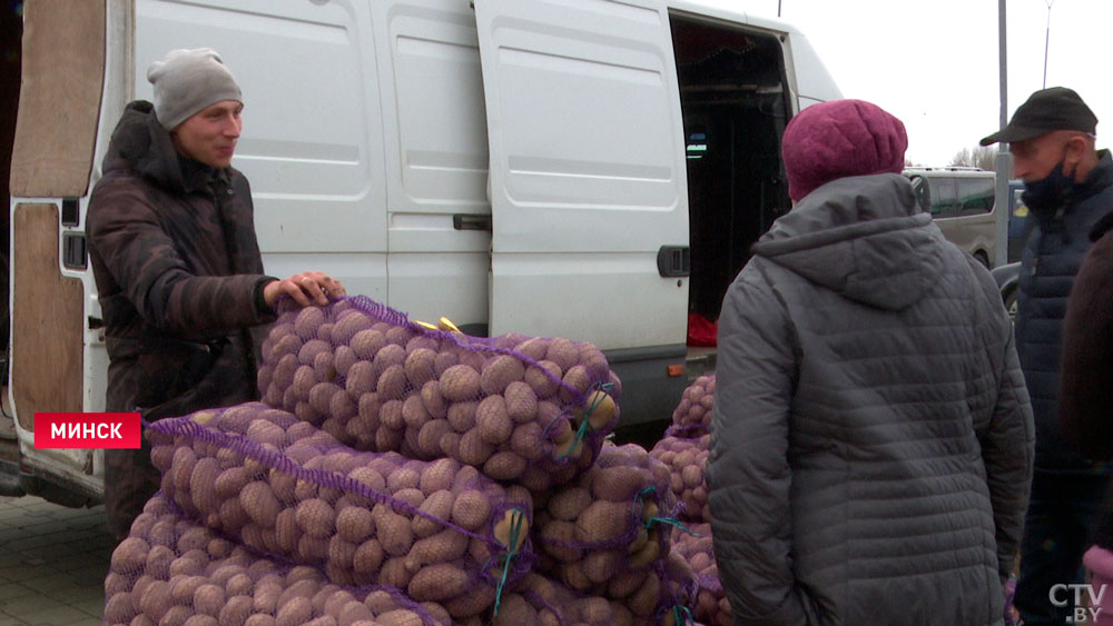 «Сначала берут пробовать, потом больше закупают». В Минске возле «Чижовка-Арены» развернулась ярмарка-7