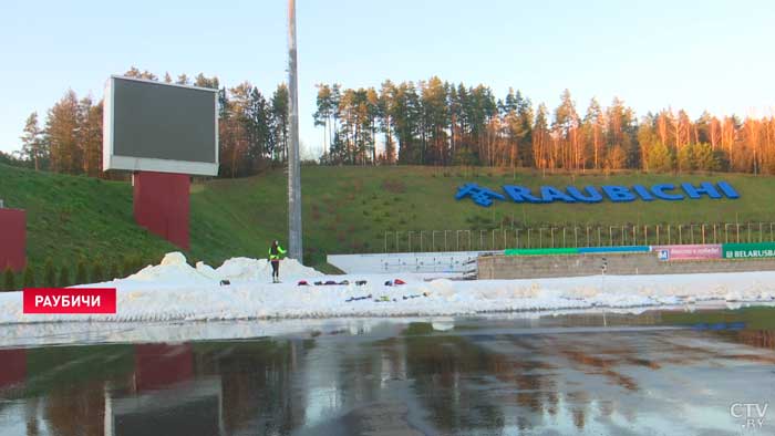 Трасса длиной в 2 километра. В Раубичах для тренировок спортсменов насыпали лыжню из прошлогоднего снега-16