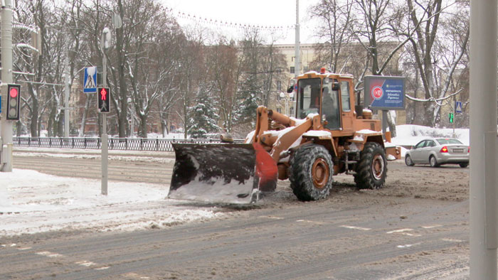 За сутки с минских улиц вывезли почти 700 кубометров снега. ГАИ рекомендует избегать резких манёвров