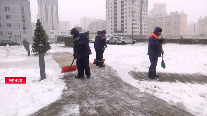 За сутки с минских улиц вывезли почти 700 кубометров снега. ГАИ рекомендует избегать резких манёвров-7