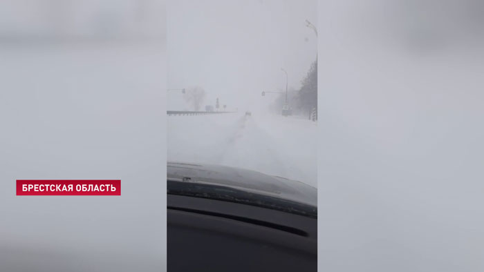 Снегопад в Беларуси вызвал сложности на автотрассах, но аэропорты работают штатно-1