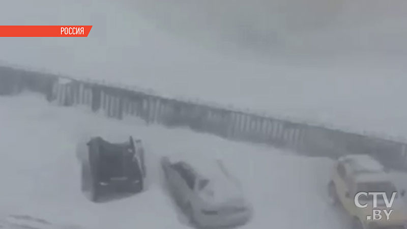 В городе Санта-Кларита в Центре ухода за детьми мужчина застрелил свою жену и двое детей -1