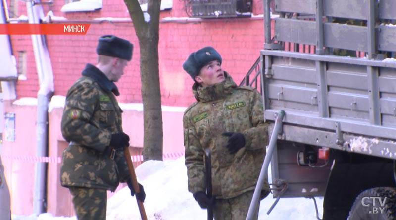В городе Санта-Кларита в Центре ухода за детьми мужчина застрелил свою жену и двое детей -3