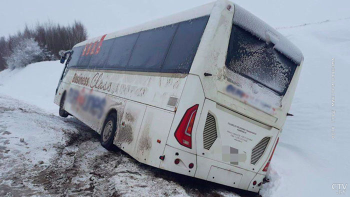 На МКАД маршрутка съехала в кювет, а на М7 столкнулись автобус с пассажирами и снегоуборочная машина-7