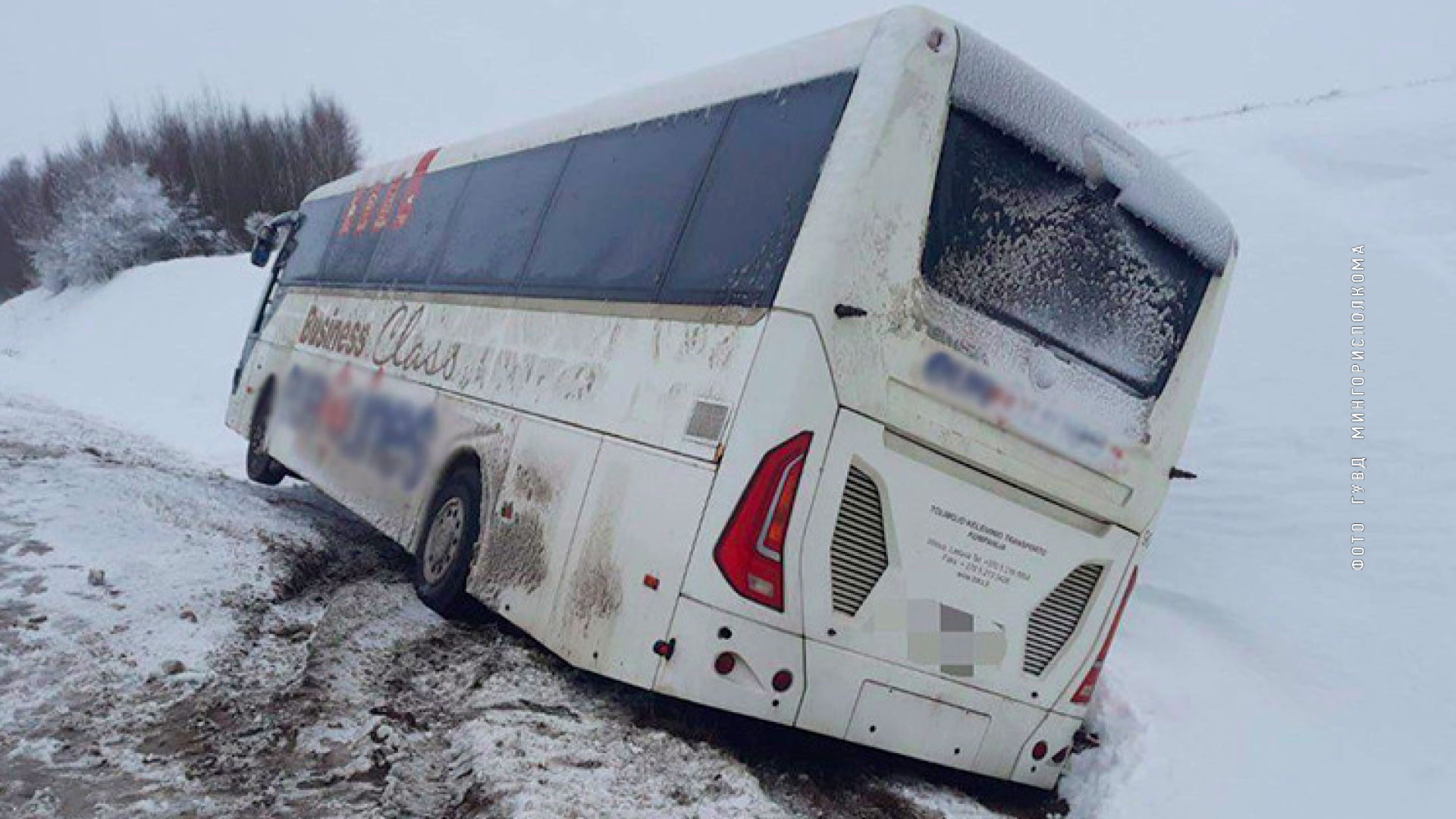 На МКАД маршрутка съехала в кювет, а на М7 столкнулись автобус с пассажирами и снегоуборочная машина