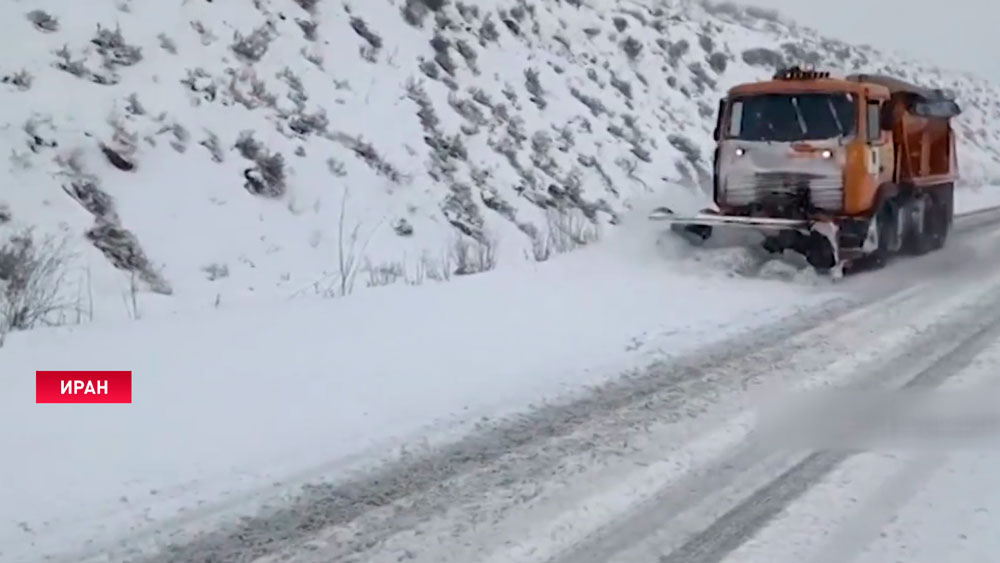 В Иране из-за сильных снегопадов возникли заторы на дорогах, есть пропавшие без вести-1