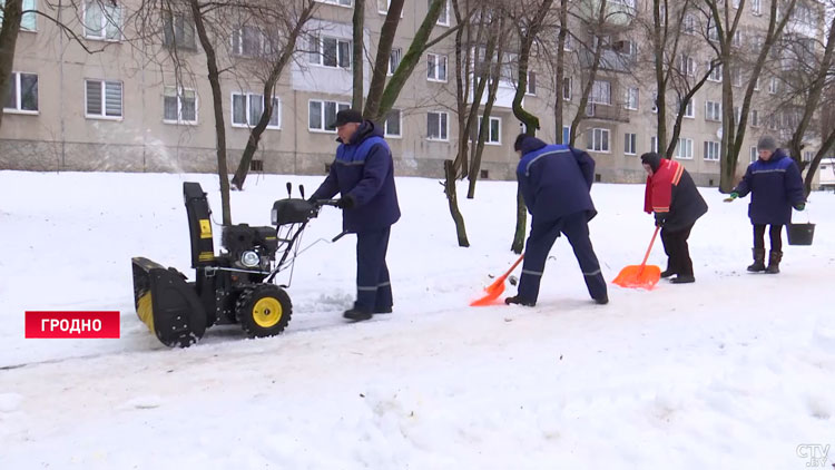 В Гродно для уборки снега выехала новая техника отечественного производства-1