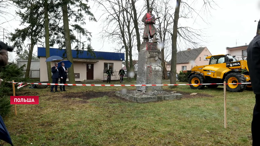 Польские власти снесли памятник советским воинам в Седльце-1