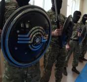 «Если использовать два или три таких щита, то звук просто невыносимый». СОБР показал оружие, которое использует на спецоперациях