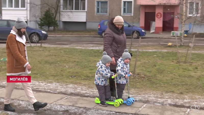 «Сначала мне казалось, я своих детей вообще никому не смогу доверить». Почему белорусские семьи всё чаще пользуются услугами социальных нянь-16