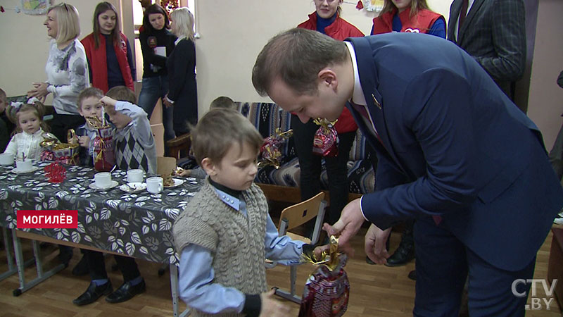 «Не должны ни о ком забывать». Дмитрий Воронюк поздравил воспитанников могилёвского социального центра с Новым годом-17