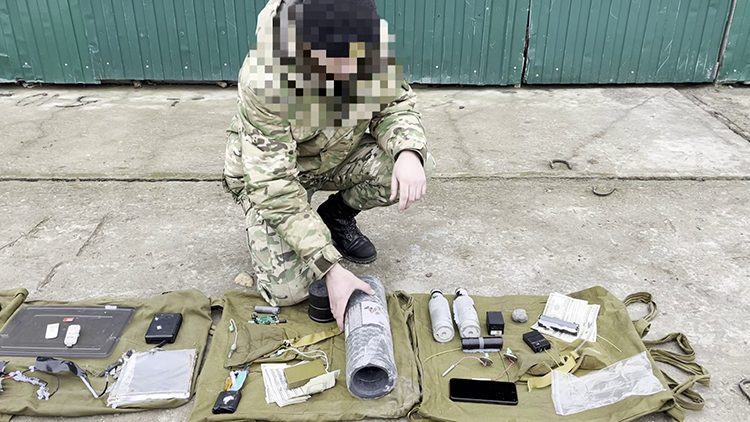 Сапёры показали содержимое рюкзаков украинских террористов – там взрывчатка, детонаторы и GPS
