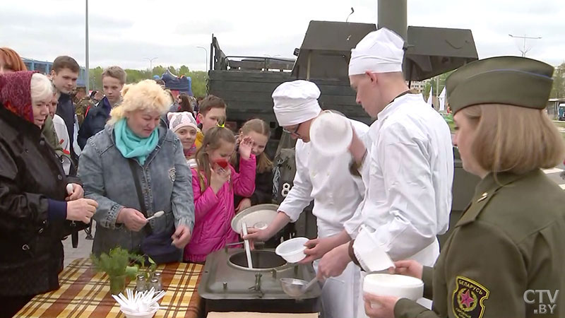 Танковые сражения, дегустация солдатской каши и курс молодого бойца. Как отмечали День Победы около «Чижовка-Арены» -6