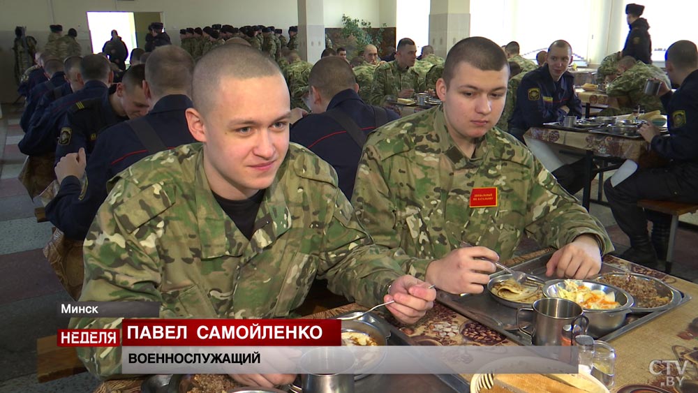 Подают раз в год на праздник. На Масленицу солдат внутренних войск покормили блинами-15