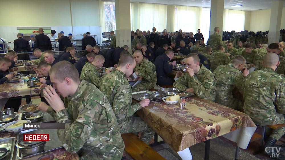 Подают раз в год на праздник. На Масленицу солдат внутренних войск покормили блинами-1