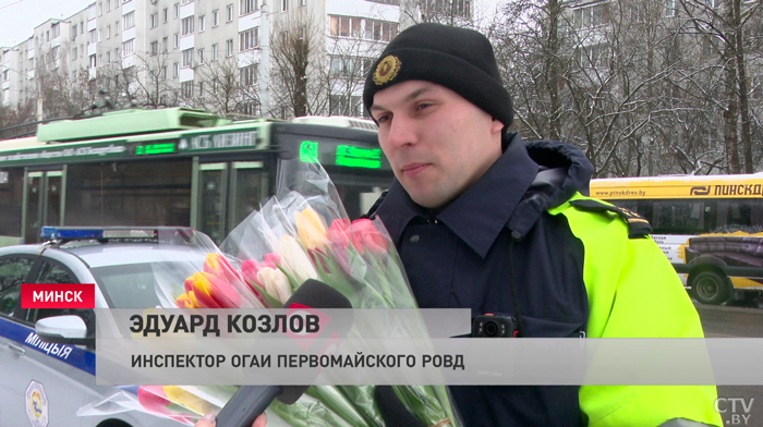 Цветы для автоледи – сотрудники ГАИ поздравили женщин-водителей с 8 Марта-7