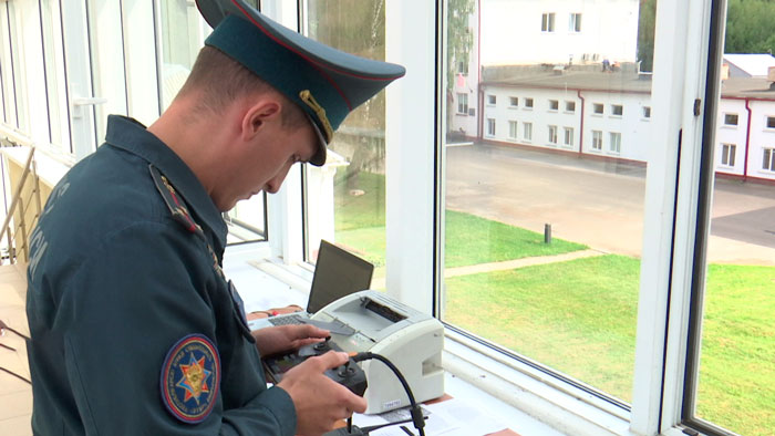 Спасатели Беларуси, России и Казахстана выясняют, кто лучше владеет беспилотной авиацией. Соревнования проходят под Борисовом