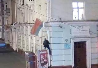 В Гомеле предприниматель сорвал и выбросил в урну государственный флаг
