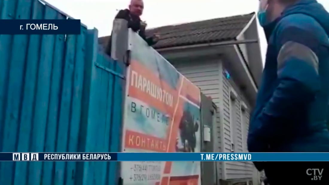 В Гомеле предприниматель сорвал и выбросил в урну государственный флаг-4