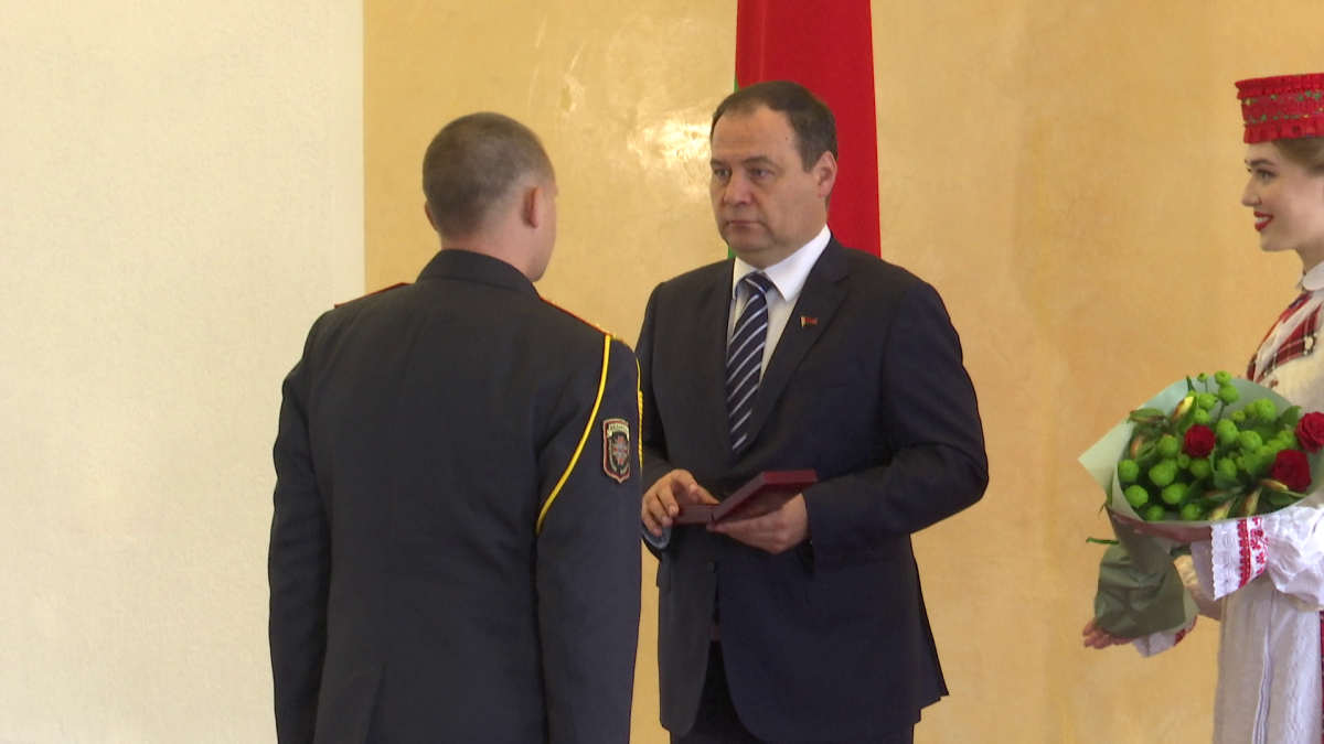 «Постараемся оправдать возложенные на нас надежды». Сотрудникам военных ведомств и МВД вручили госнаграды