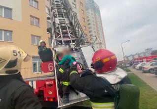 Семью с двумя детьми спасли из горящей квартиры на Ржавецкой