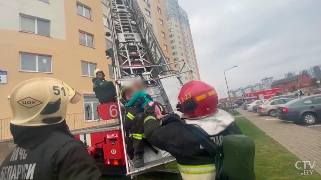 Семью с двумя детьми спасли из горящей квартиры на Ржавецкой-4